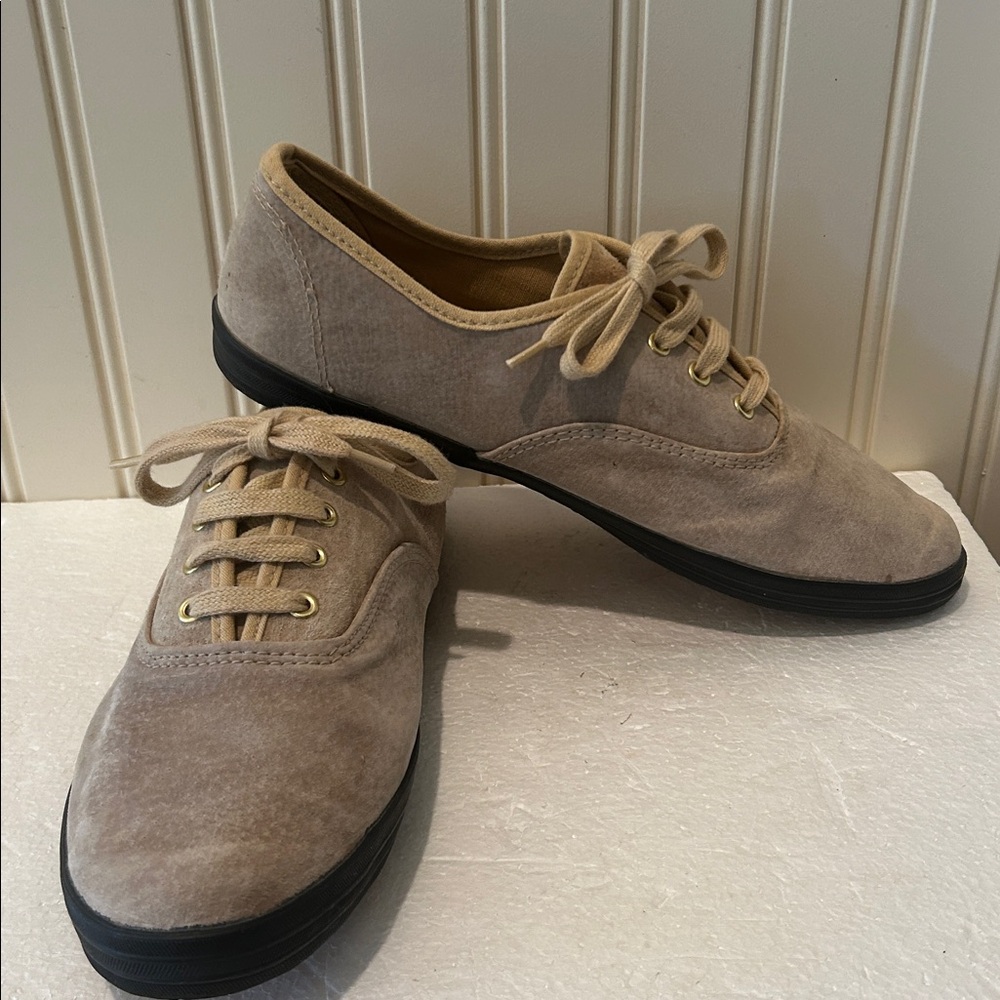 Bijou suede lace Up Sneaker Shoes women’s Size 10 beige